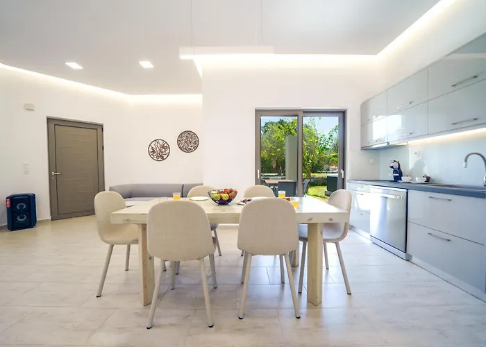 Luxury Villa Marian With Heated Private Pool And Jacuzzi Near The Beach Of Georgioupoli