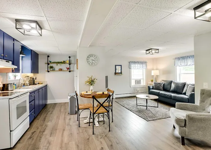 Chic & Central Apartment ~ 6 Mi To Sebec Lake!