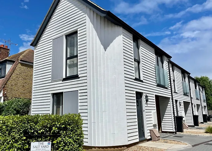 Salt Yard 1 - Stylish Whitstable Cottage - Free Parking - Beach - Harbour
