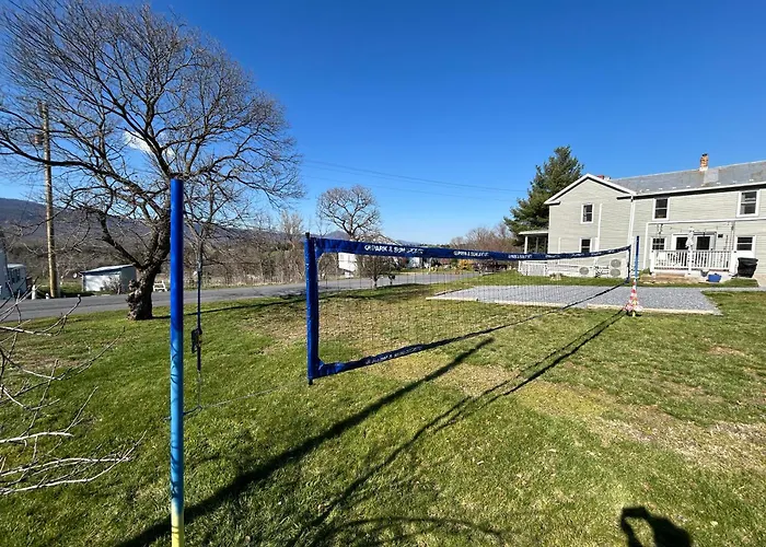 The Orchard, A Family Friendly Home- Hot Tub, Fire Pit, Yard Games