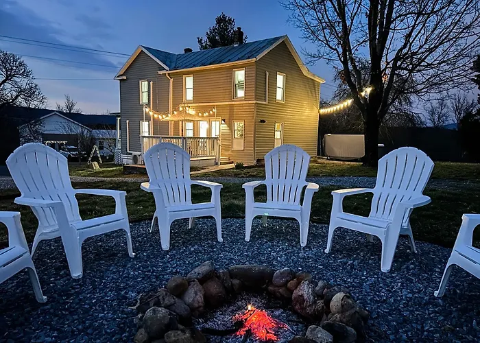 The Orchard, A Family Friendly Home- Hot Tub, Fire Pit, Yard Games