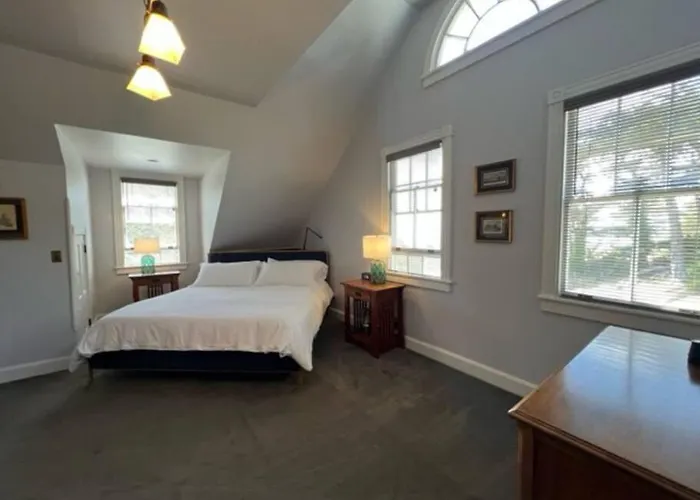 Historic Coast Guard House And Cottages