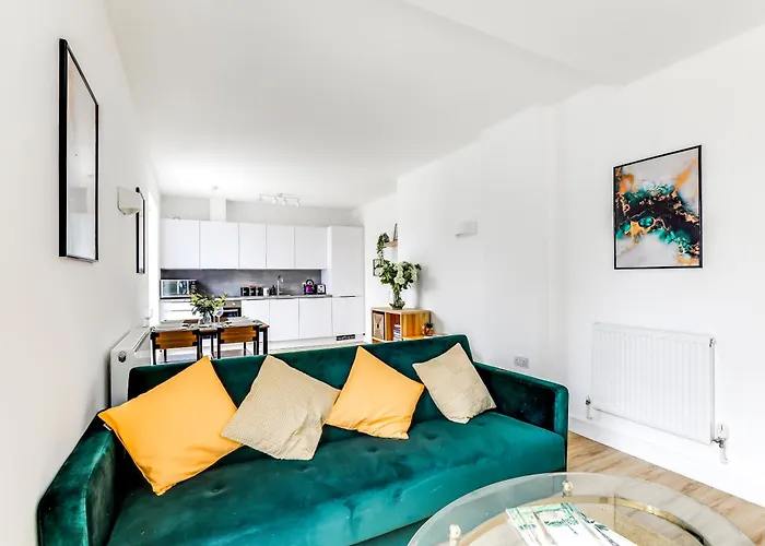 Two Bed Apartment - 20 Minutes Train Into King Cross London - Perfect For Families & Contractors Close To Royal Vet College & M25 Free Parking