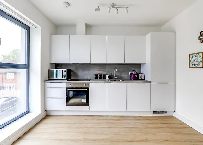Two Bed Apartment - 20 Minutes Train Into King Cross London - Perfect For Families & Contractors Close To Royal Vet College & M25 Free Parking