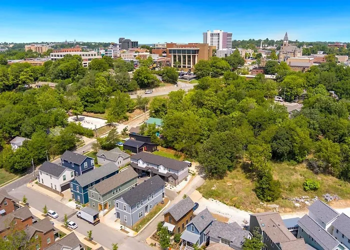 Hog Haus - 1 2 Mile To Dt Fayetteville - Sleeps 8