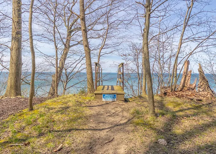 My Blue Haven - Shared Lake Access Across The Street! Glamorous Home!