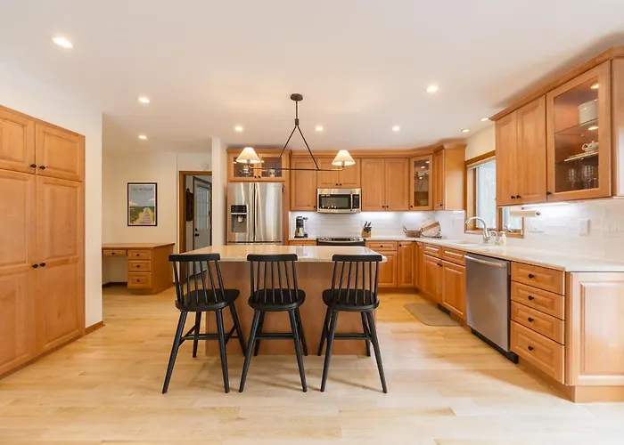 Pure Hygge - 1 Block Off Lake, Tranquil & Pet Friendly