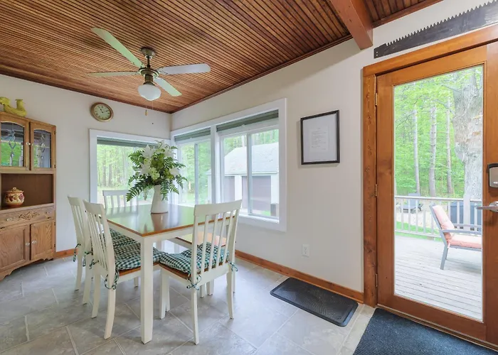 Woodlands - Beautiful Outdoor Living Space, Nestled Into The Woods - Great Getaway!