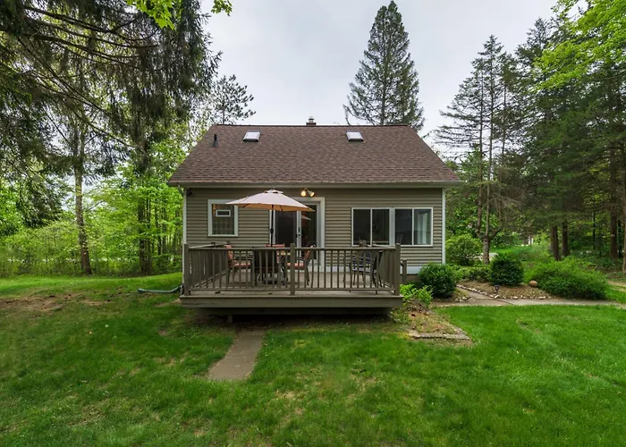 Woodlands - Beautiful Outdoor Living Space, Nestled Into The Woods - Great Getaway!