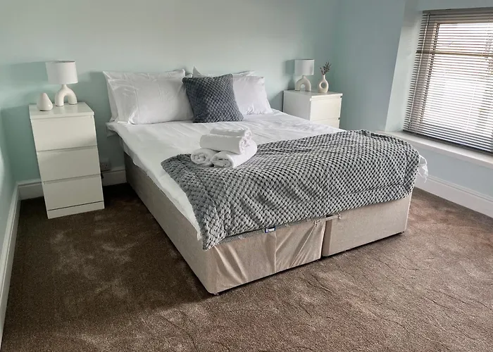 4 Bedroom, Sleeps 8, 30 Seconds From Beach, Games Table