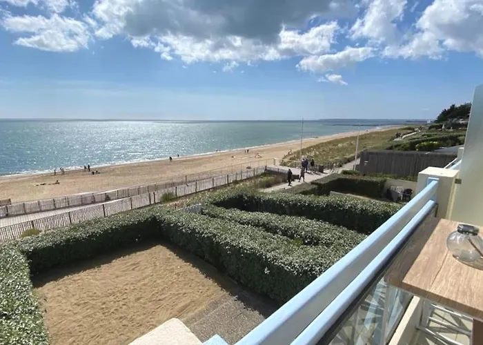 Sur La Plage De Bonne Source Les Pieds Dans L'Eau