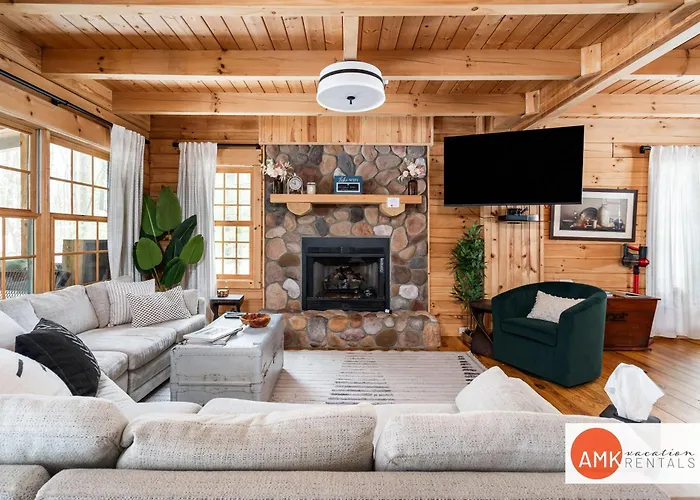 Wonderful Log Cabin Near Private Beach And Lake Access