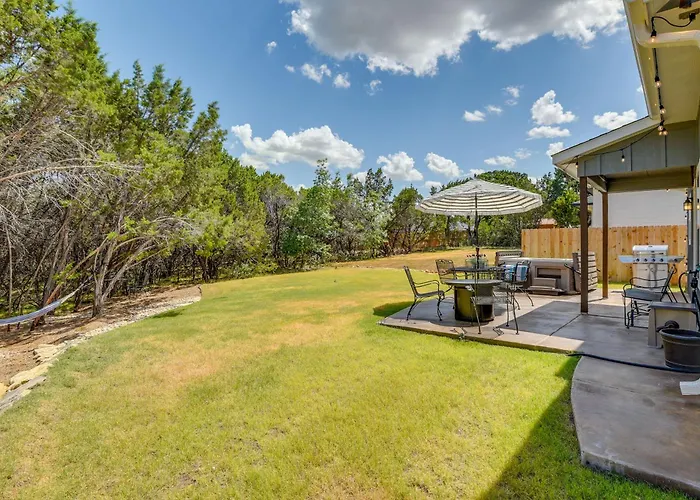 Hot Tub & Fire Pit! Cozy Granbury Escape Near Lake