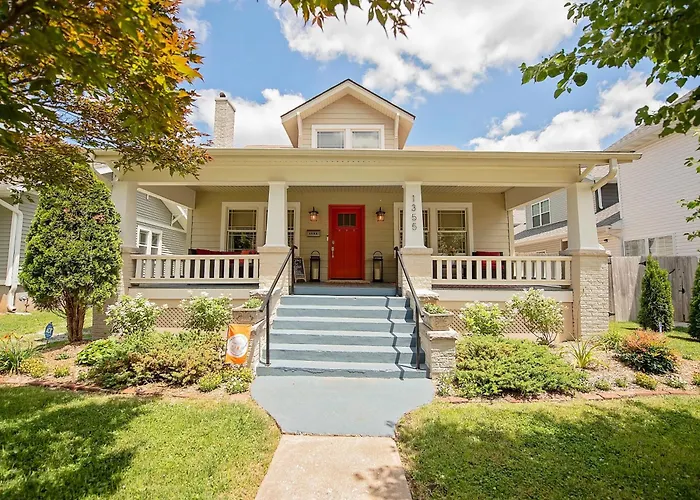 The Cherry St House|Dog Friendly |Sleeps 10 |Near Msu