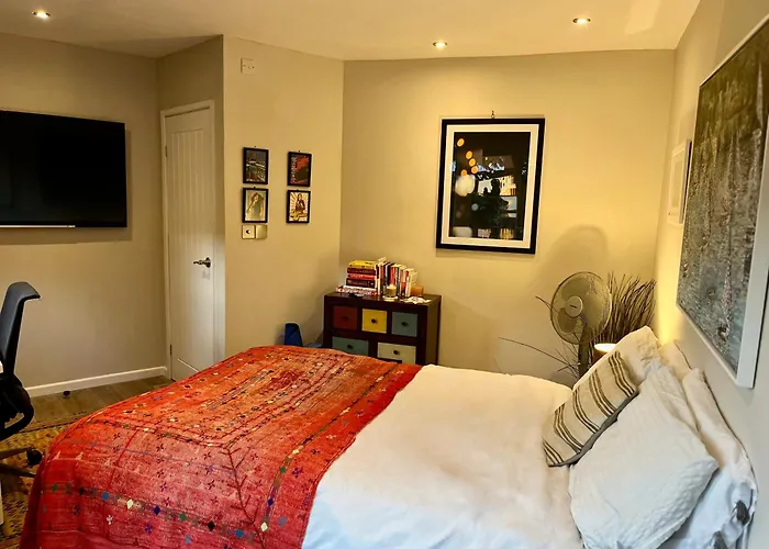 Modern, Independent Gr Floor 1 Bed, Bathroom, Shared Garden, Private Entry With Free Parking