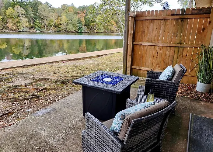 Lakefront Oasis