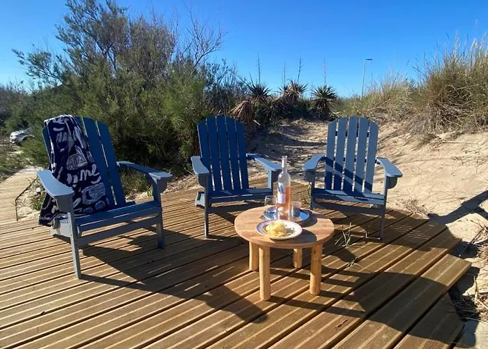 Cabanon Boheme Les Pieds Dans Le Sable Et En Premiere Ligne De Mer