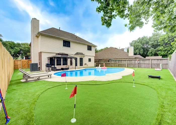 Amazing Getaway Home - 4 Bedrooms 2,5 Baths - West Houston, Katy, Richmond - Huge Pool, Mini-Golf, Pingpong, Billards, Bbq, Katy Asian Town, Typhoon Waterpark, King Bed
