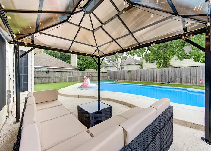 Amazing Getaway Home - 4 Bedrooms 2,5 Baths - West Houston, Katy, Richmond - Huge Pool, Mini-Golf, Pingpong, Billards, Bbq, Katy Asian Town, Typhoon Waterpark, King Bed