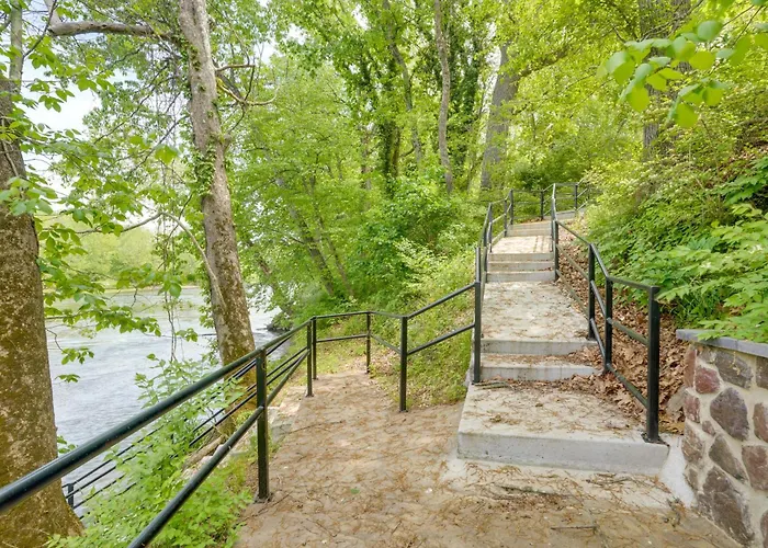 Riverfront Shenandoah Getaway W/ Kayaks & Tubes!