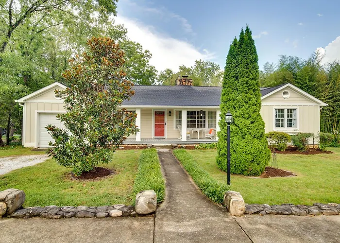 Hendersonville Haven W/ Fire Pit, Grill, Deck!