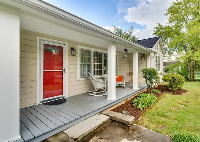 Hendersonville Haven W/ Fire Pit, Grill, Deck!