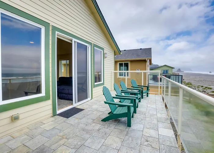 Gold Beach Retreat: Private Hot Tub + Ocean Views!