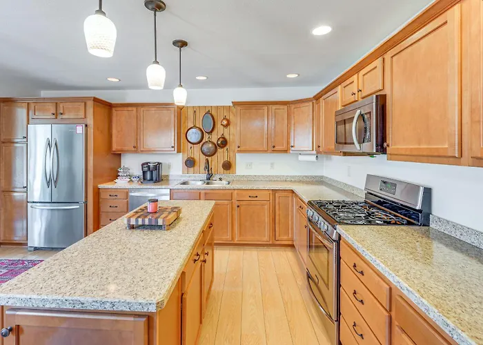 Wfh-Friendly Columbiana Vacation Rental W/ Deck!