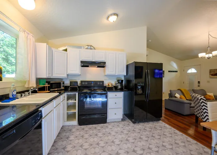 Blue House - Private 2 Bed, 2 Bath Home With Garage