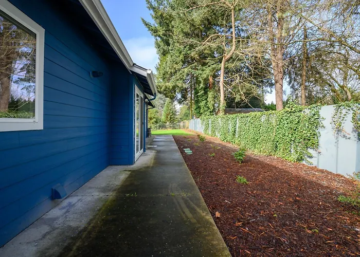 Blue House - Private 2 Bed, 2 Bath Home With Garage