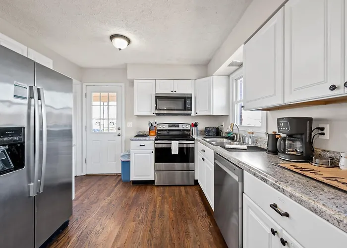 6 Min To Ark, Free Covered Parking, Deck And Grill