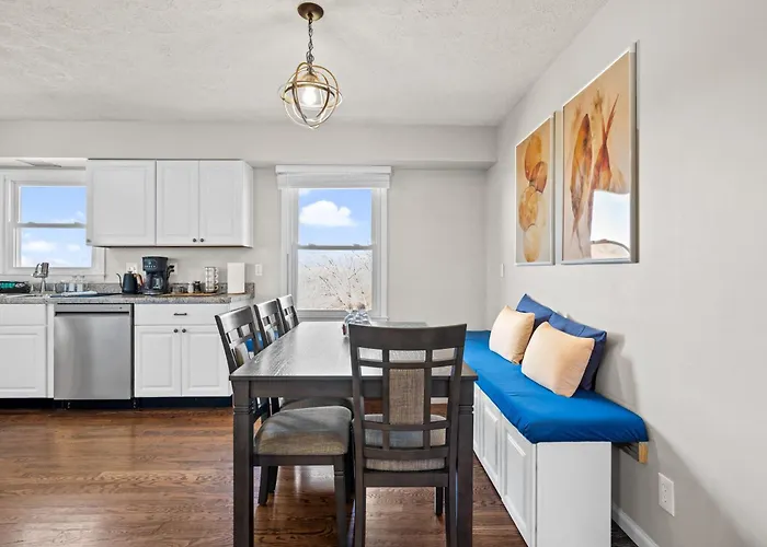 6 Min To Ark, Free Covered Parking, Deck And Grill