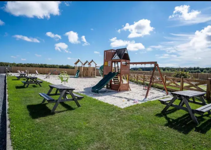 3-Bed Lodge Sleeps 6 - Private Hot Tub - Resort