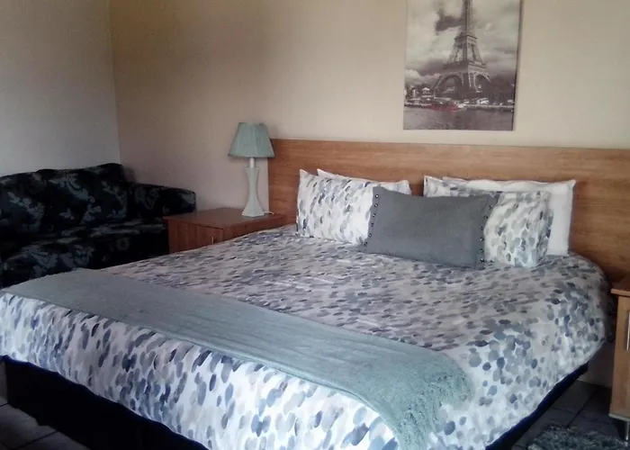 12 On Vaal Drive Guest Lodge