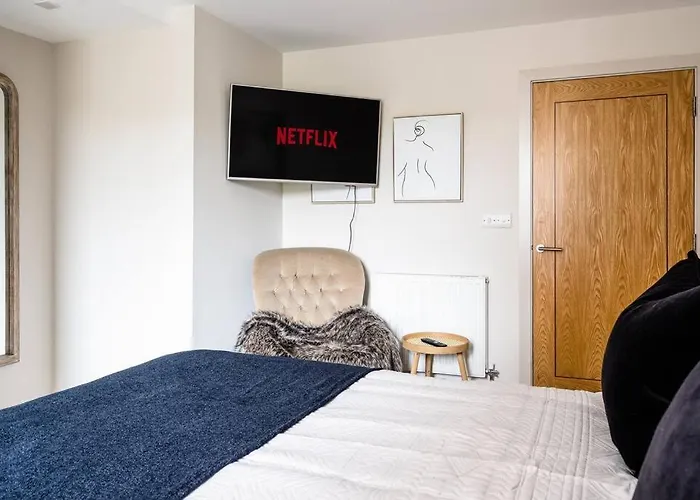 Fantastic, Spacious 2 Bedroom Apartment In Converted Chapel