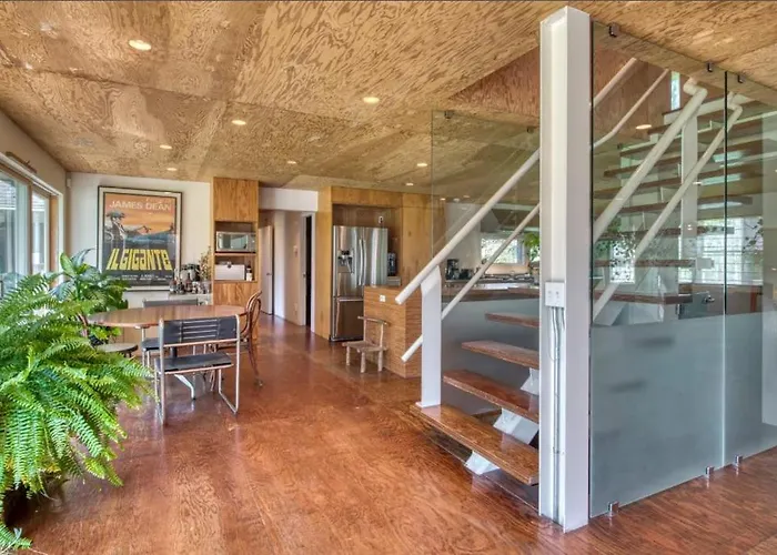 Spacious 5-Br 4-Bath Pool In East Hamptons