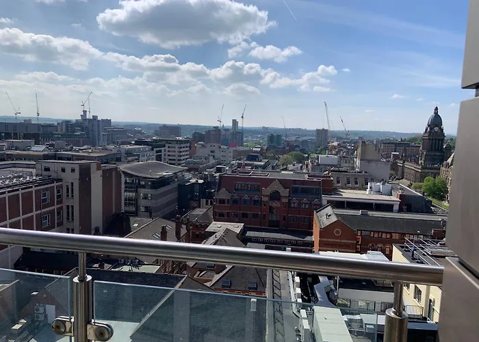 Award Winner Of 2026 &2025 Traveller & Best Guest Rated Apartment, Two Bedroom, #1 Leeds City Centres Most Central Location, Great 180 Degree Views,Balcony , Parking Onsite, Netflix & Wifi