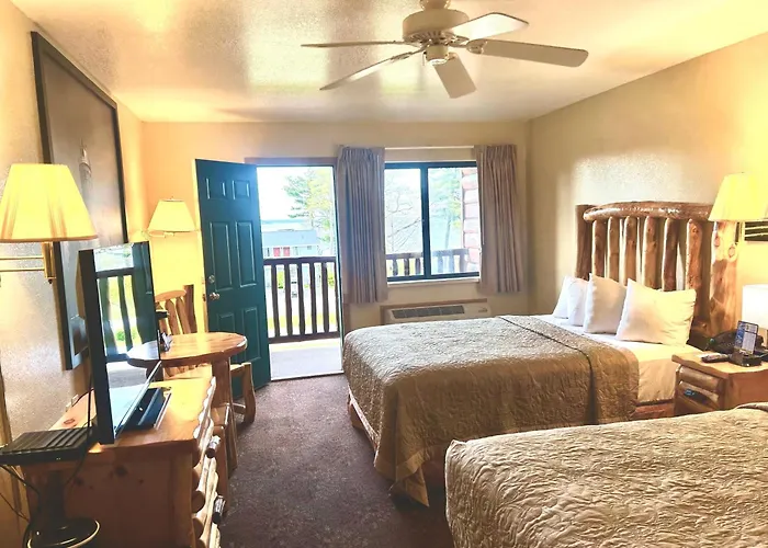 Super 8 By Wyndham Bridgeview Of Mackinaw City