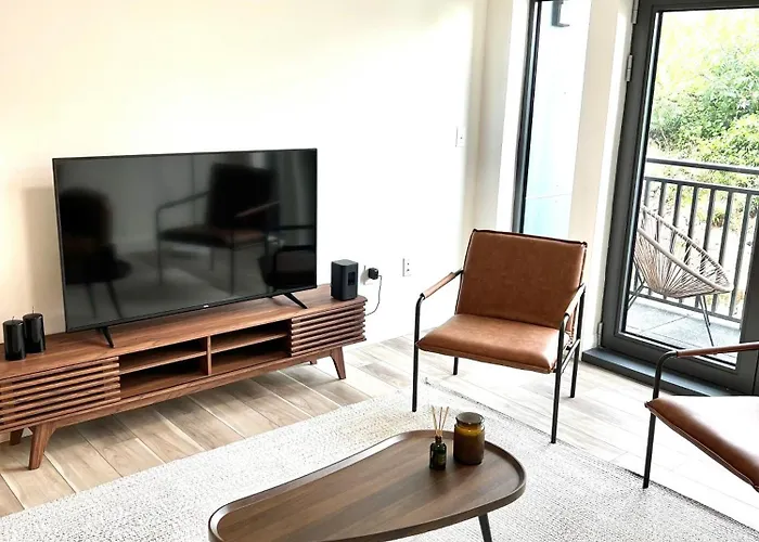 Luxury 2 Bed Apartment In Quincy