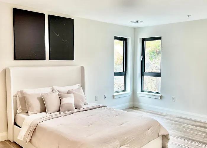 Luxury Modern Apartment In Heart Of Quincy