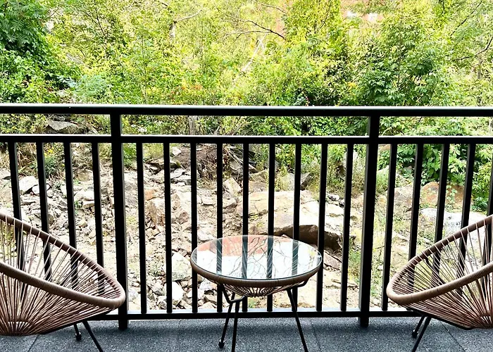 Luxury 2 Bed Apartment In Quincy