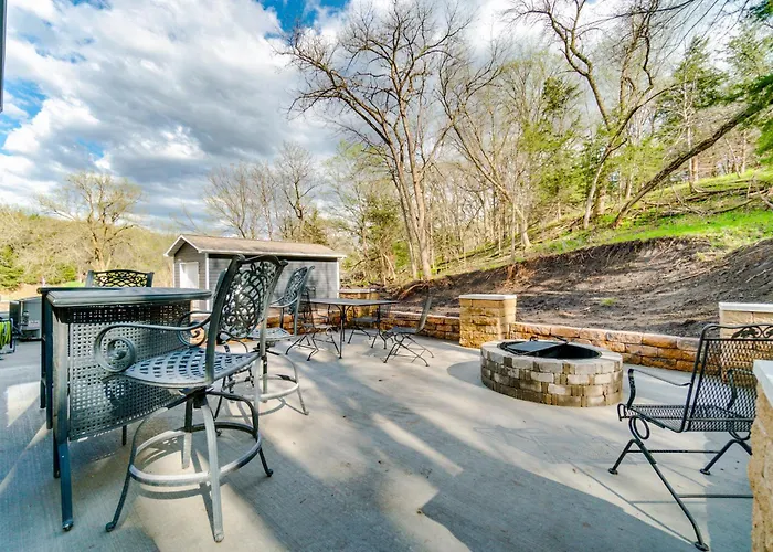 Scenic Yankton Retreat W/ Fire Pit: 1 Mi To Lake!