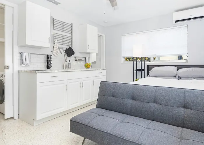 Small Studio In Cape Coral Close To Many Restaraunts