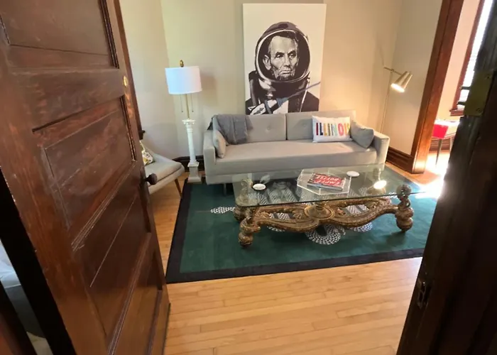 Classic Chicago Upstairs Apt Private Balcony