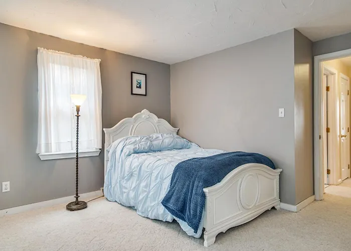 Beach And Lake Access: Family Getaway In Mashpee