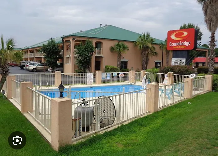 Econo Lodge Inn & Suites