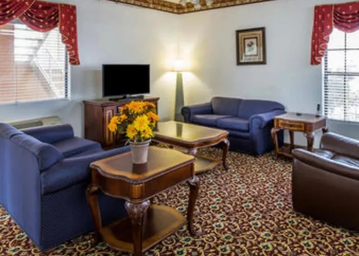 Econo Lodge Inn & Suites
