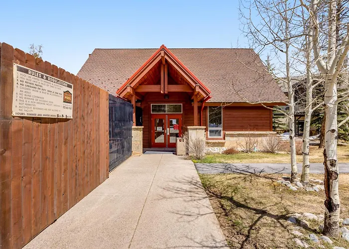 2Nd-Floor Ski-In/Out Condo With Hot Tubs, Pool, Fireplace, Grills, & Gym