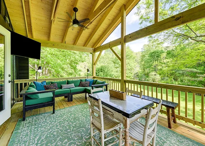 Creekside Cabin: Tubing, Trails & Highlands Charm!
