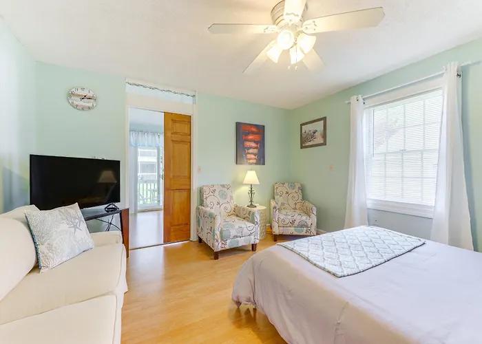 2 Mi To Drakes Island Beach: Condo W/ Porch!